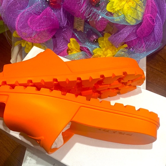 Prada 🧡 - Picture 5 of 8